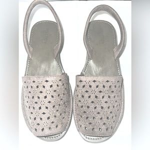 Woman Reaction Kenneth Cole Sandals / Size 9 (New Condition)